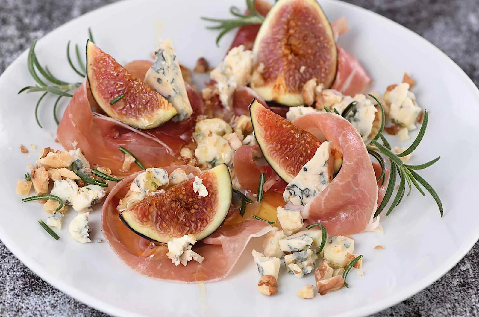 Fig Salad With Prosciutto And Blue Cheese