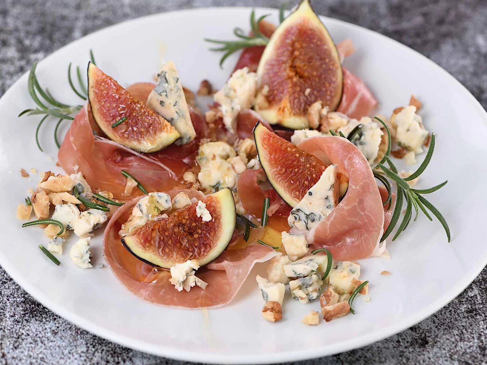 Fig, prosciutto and blue cheese salad